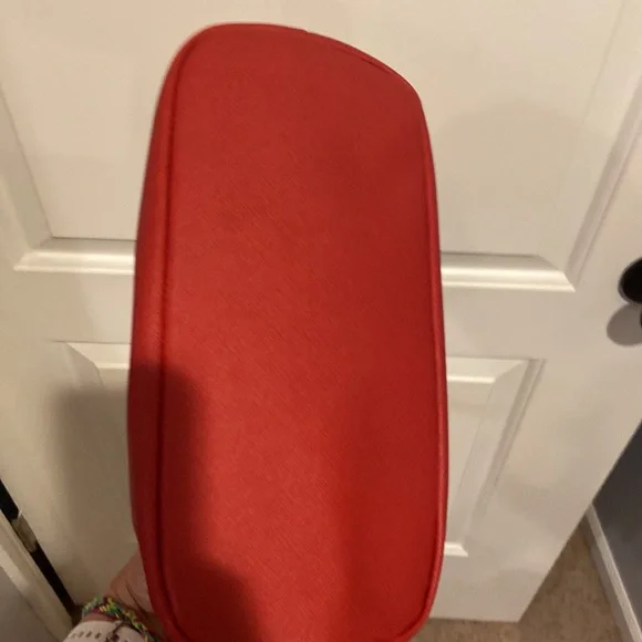 Liz Claiborne Little Red Handbag, Gently Used Compact/roomy. Very Cute Stylish - Picture 9 of 10